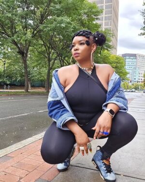 Yemi Alade Instagram - Blue on Black like Nigerian Police 🚔 👮‍♂️

Tiktok is more fun lol 💙