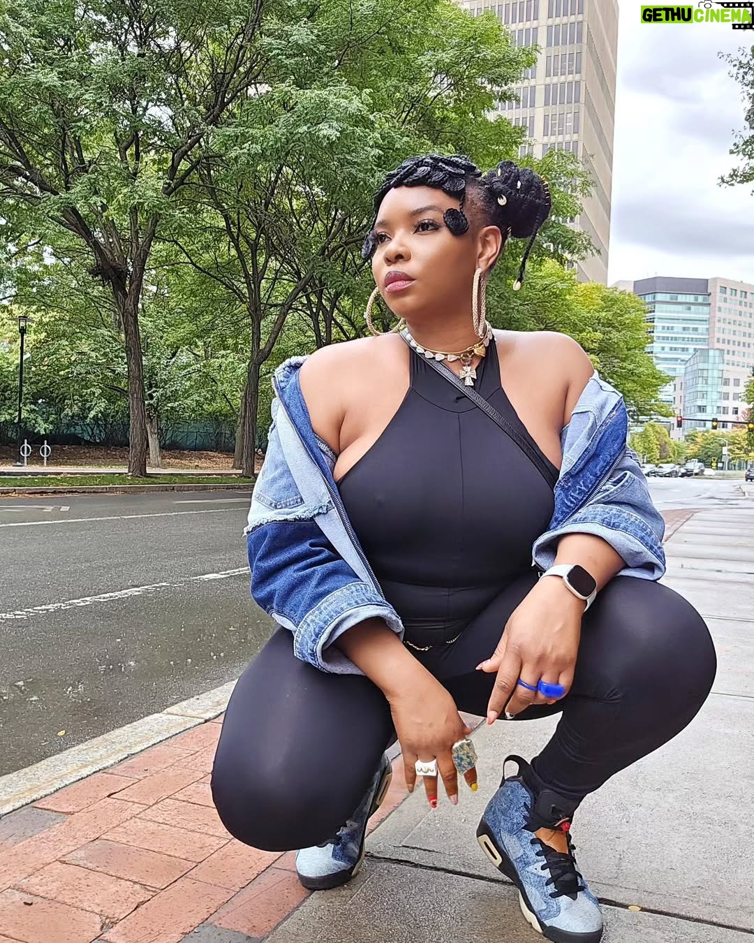 Yemi Alade - 54.6K Likes - Blue on Black like Nigerian Police 🚔 👮♂️
Tiktok is more fun lol 💙