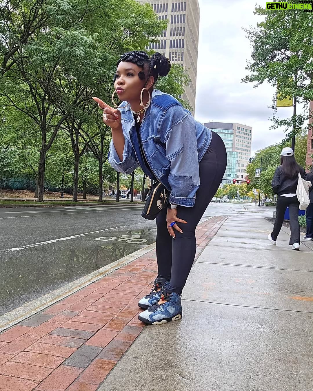 Yemi Alade - 54.6K Likes - Blue on Black like Nigerian Police 🚔 👮♂️
Tiktok is more fun lol 💙