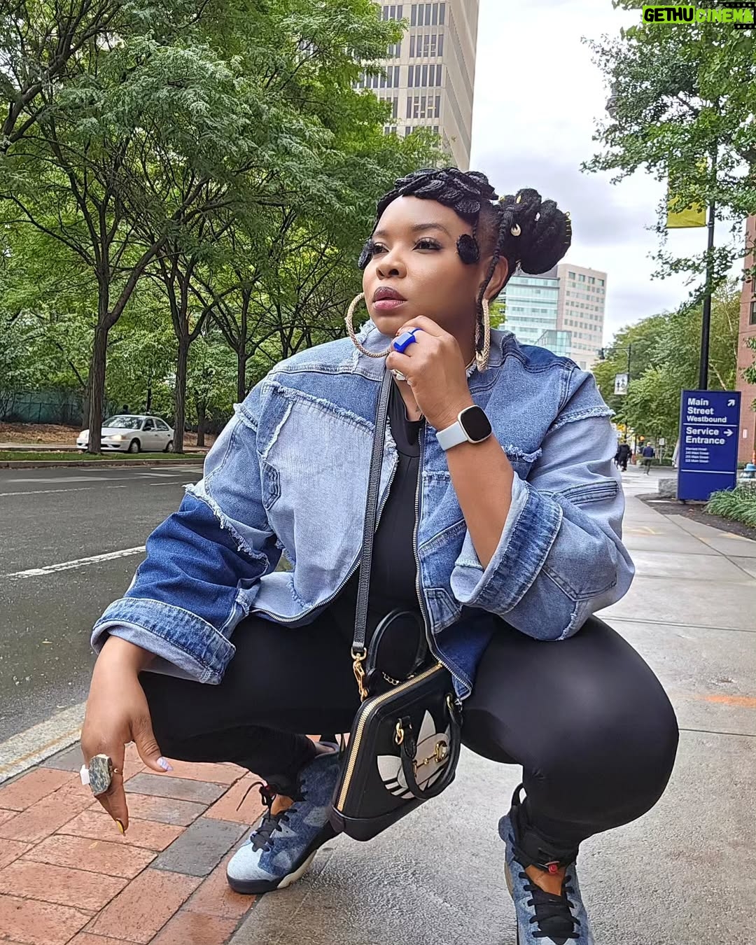 Yemi Alade - 54.6K Likes - Blue on Black like Nigerian Police 🚔 👮♂️
Tiktok is more fun lol 💙