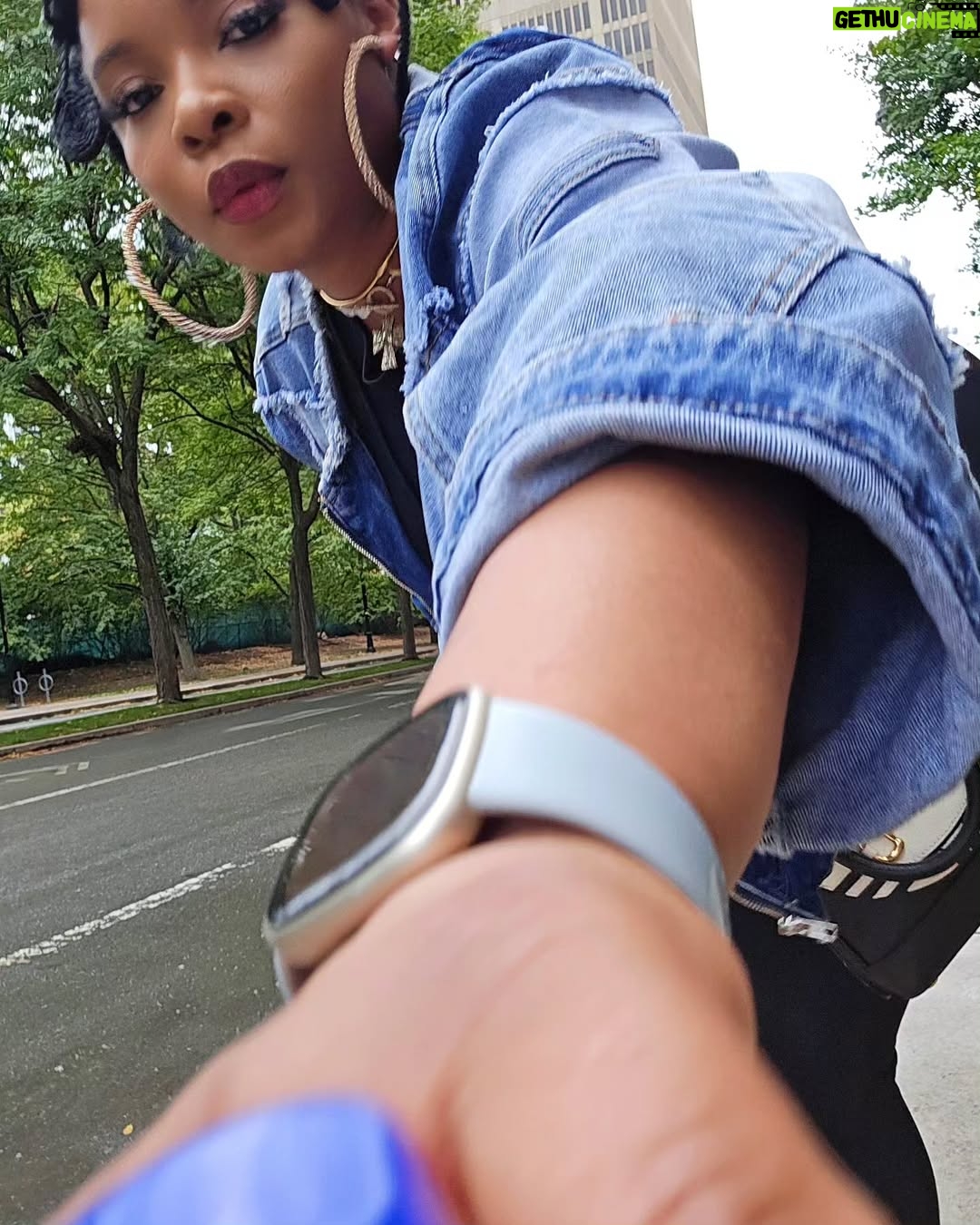 Yemi Alade - 54.6K Likes - Blue on Black like Nigerian Police 🚔 👮♂️
Tiktok is more fun lol 💙