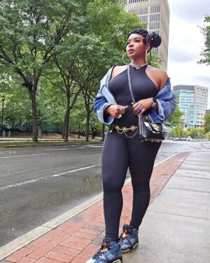 Yemi Alade Instagram - Blue on Black like Nigerian Police 🚔 👮‍♂️

Tiktok is more fun lol 💙