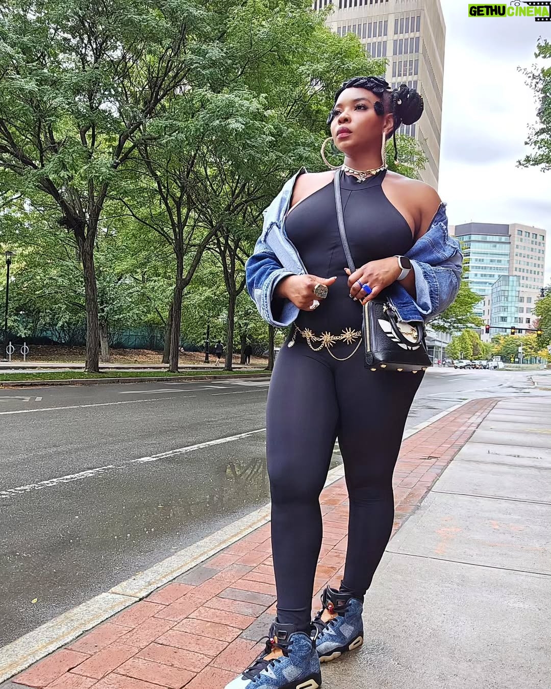 Yemi Alade - 54.6K Likes - Blue on Black like Nigerian Police 🚔 👮♂️
Tiktok is more fun lol 💙
