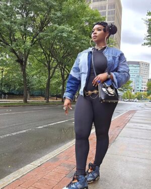 Yemi Alade Instagram - Blue on Black like Nigerian Police 🚔 👮‍♂️

Tiktok is more fun lol 💙