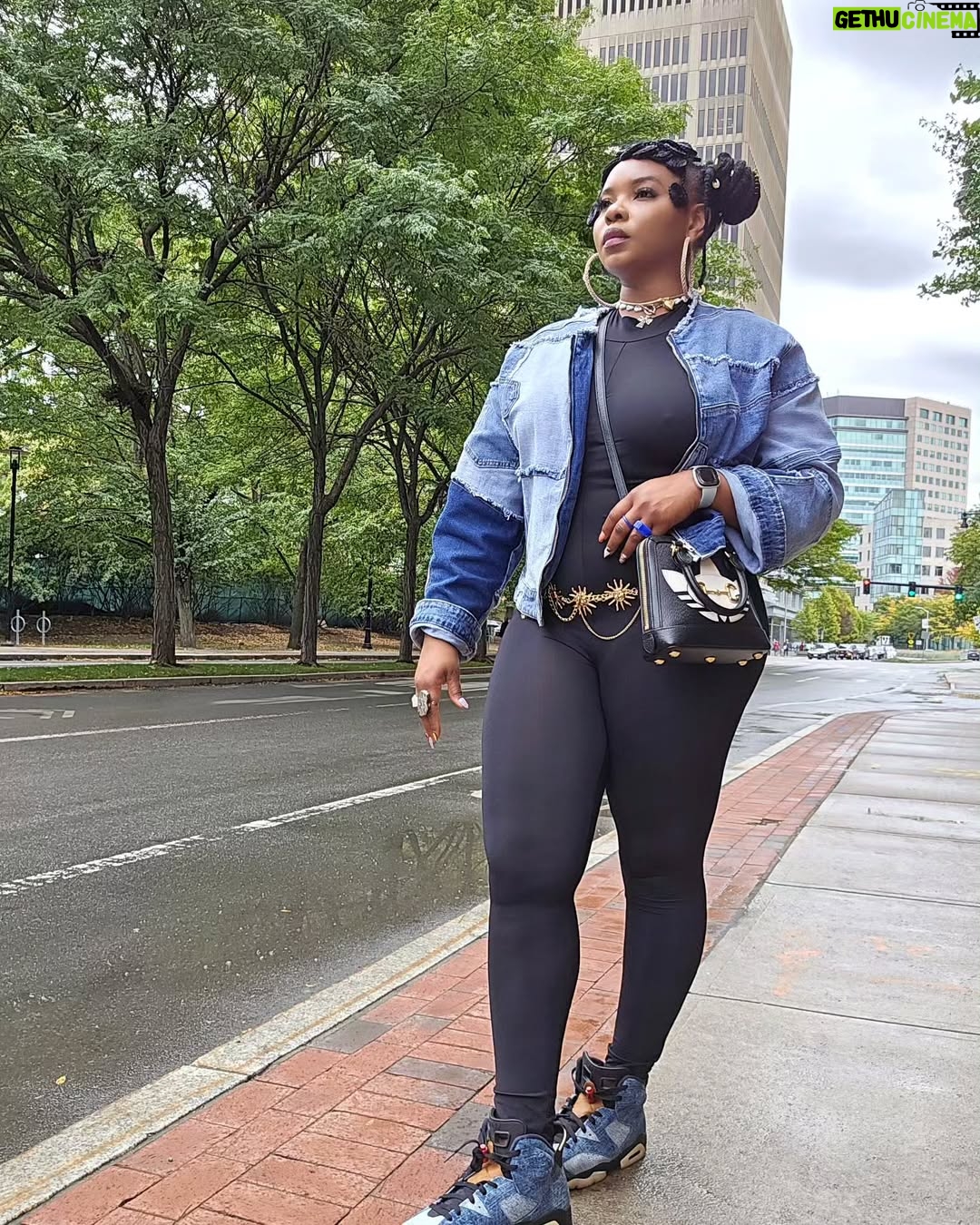 Yemi Alade - 54.6K Likes - Blue on Black like Nigerian Police 🚔 👮♂️
Tiktok is more fun lol 💙