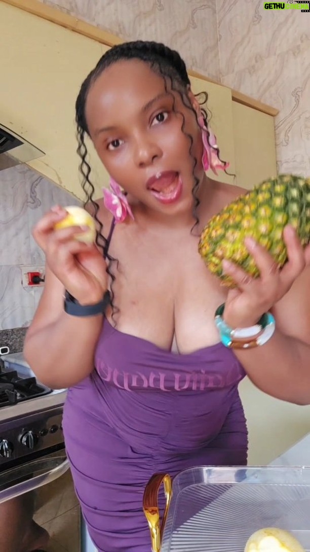 Yemi Alade - 48.9K Likes - Recipe for Beautiful skin (what you put in your body equals how you look on the outside 😉)
Want some?Home made zobo (hibiscus flowers)🍷
Home I'm not in the studio or Flight ...I'm in the kitchen 😋
🎶 #Keystoyourheart by #mamafrica