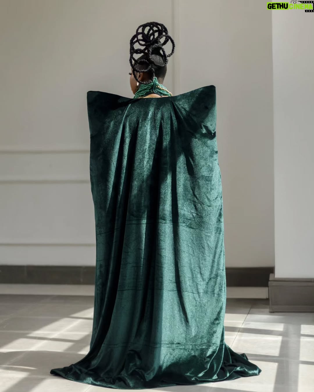 Yemi Alade - 39.9K Likes - A Masterpiece wearing Art 🌳
Green; my mother's favorite color and the color of prosperity and growth.
💫 @fabstyle_101 👘
💫 @quisitehair 👑
💫 @glambydami 💄
💫@itsboye 📸
#iyanu