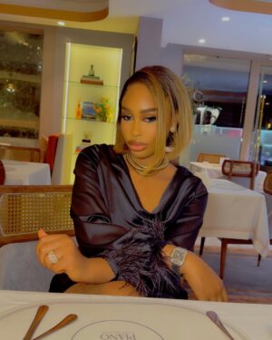 Yetunde Barnabas Instagram - Sitting Pretty waiting for OWE AKALAMAGBO To Drop by 4pm O’clock so that my YBO Family can feast 😍😍😍😍😍😍😍😍😍
Y’all this is a One part movie and you know anything I put out there is always authentic so support your girl Usual 🔥🔥🔥🔥🔥🔥