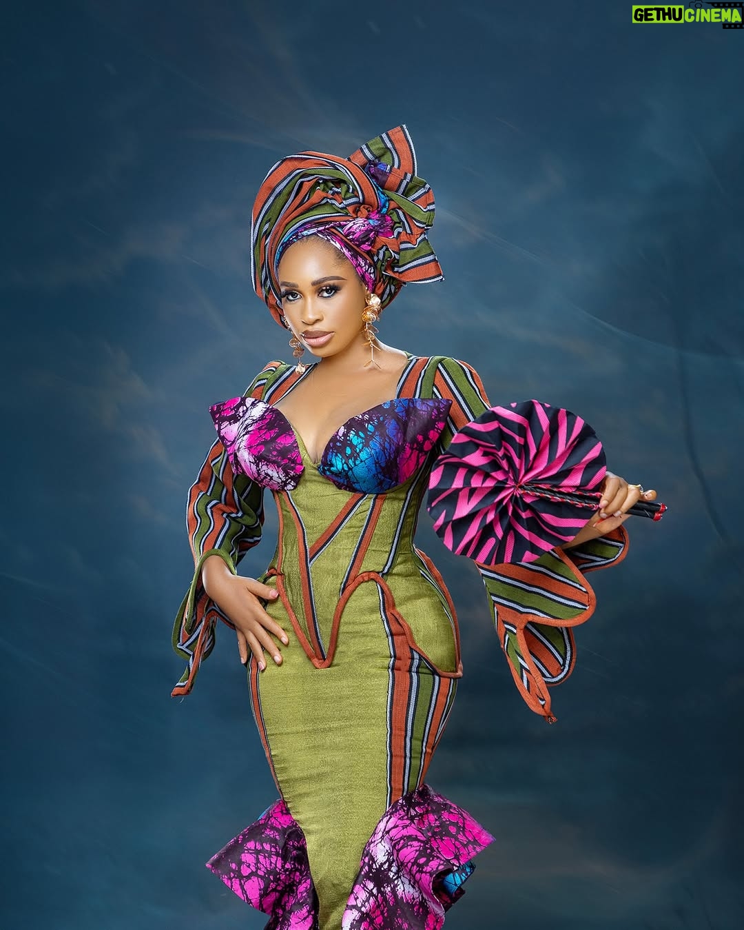 Yetunde Barnabas - 35.2K Likes - This is how the QUEEN Showed up for OWAMBE THIEVES 🩷🩷🩷🩷🩷🩷🩷🩷
OWAMBE THIEVES in all cinemas from April 18th guys come out massively for it😍
:
Dress: @daradam_outfitofficial 😍
Photography: @jubrilperspective
Mua: @lades_touch