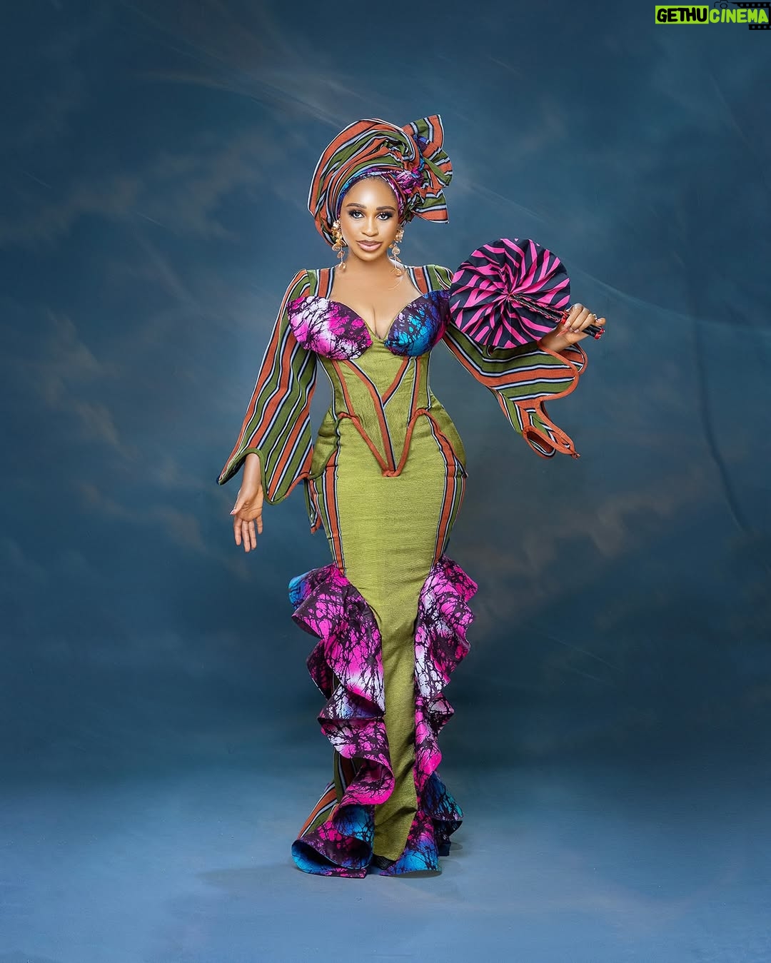 Yetunde Barnabas - 35.2K Likes - This is how the QUEEN Showed up for OWAMBE THIEVES 🩷🩷🩷🩷🩷🩷🩷🩷
OWAMBE THIEVES in all cinemas from April 18th guys come out massively for it😍
:
Dress: @daradam_outfitofficial 😍
Photography: @jubrilperspective
Mua: @lades_touch