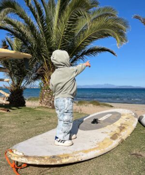 Youlika Skafida Instagram - Η μαμά γιορτάζει σήμερα και μου έκανε δώρο το πρώτο μου μάθημα windsurf! #a #special #day #wellspent #with #special #people #windsurfers #wannabe