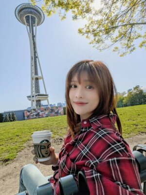 Yu-Tung Hsia Instagram - 這趟旅行最意外的收穫，是一離開飯店，網路就慢得驚人，也因此我比平常更少滑手機。
幾次他們忙著「台灣日」彩排的時候，我就自己跑出去曬太陽、散步、拍照，像是偷來的一點屬於自己的空白時光。

有天早上，我坐在西雅圖 Space Needle 下的草地上放空，耳朵裡被各種聲音輕輕包圍：飛機劃過天際的聲響、除草機的低鳴、遊客講話的聲音，有中文、有英文，也有我聽不懂的語言；小朋友的笑聲、小鳥啾啾叫、草地上的腳步聲、遠遠的歌聲、車聲、甚至施工聲……

這些聲音很日常，台灣當然也聽得到。但我已經想不起上次聽見它們是在什麼時候。哈哈當然....可能是因為換了環境、換了心情，也可能是旅行的心態讓我更願意放慢步調。畢竟如果在家聽到施工聲，我應該早就不耐煩了吧哈哈。

但現在還記得那天的舒服的感覺，陽光把身體曬得暖暖的，微風吹過的剛剛好，那天大約16度。我手裡拿著一杯熱拿鐵，溫熱順著喉嚨流進體內，手腳還是有點冰涼，但那種冷熱交錯的感覺意外地舒服，是一種讓人安定下來的溫度。

那一刻我才發現，自己已經很久沒有「無所事事」了。即使沒有工作安排，生活還是被各種日常填得滿滿，一早起床就是遛狗、打掃、處理雜事，腦袋總是停不下來。而在社群時代，沒有貼文、沒有產出，也會不自覺開始焦慮：「我是不是應該做點什麼？」

但其實，有時候什麼都不做，也是一種選擇。
不用時時刻刻回應別人的期待，也不用急著找答案，就只是靜靜坐著，曬太陽、聽風聲，感覺自己還在這裡，還有呼吸。

那種簡單的存在感，反而讓我覺得特別安心。

這趟旅行，我認識了很多可愛的人，也看見了許多第一次見到的風景，這些都很棒。但最棒的，還是我在過程中，重新找回了那個能停下來、能靜靜和自己相處的我。

有時候，方向不是從奔跑中找到的，反而是在停下來的那一刻才看得更清楚。

我們不需要總是被看見或被需要，
☀️有時候，只是曬曬太陽，也挺好的。