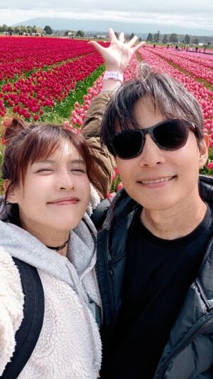 Yu-Tung Hsia Instagram - 我：「這幾天被一首歌洗腦，你可以陪我唱嗎？」
協志：「好啊，但我要學一下。」
現在LA凌晨一點了,今天早上六點半起來~明天早上也是六點要起來😆
謝謝你陪我玩陪我看世界陪我唱歌☺️
告五人-我天生
#睡前清唱一段
我幹嘛那麼逼人😆😆😆到底