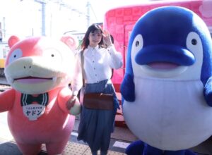 Yumiko Takino Instagram - .
ことでんの琴平線を走るやどんの列車
「うどん県×ヤドン号」に乗りました🍥

車内まで ヤドンが沢山でとっても可愛かった🍥

ことちゃんにも会えたよー！

綾川にあるヤドン公園も行ってきました⛲️

#ことでん #香川県 #鉄道 
#ポケモン #ヤドン