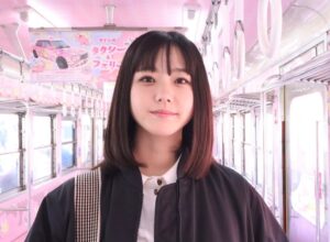 Yumiko Takino Instagram - .
ことでんの琴平線を走るやどんの列車
「うどん県×ヤドン号」に乗りました🍥

車内まで ヤドンが沢山でとっても可愛かった🍥

ことちゃんにも会えたよー！

綾川にあるヤドン公園も行ってきました⛲️

#ことでん #香川県 #鉄道 
#ポケモン #ヤドン