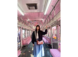 Yumiko Takino Instagram - .
ことでんの琴平線を走るやどんの列車
「うどん県×ヤドン号」に乗りました🍥

車内まで ヤドンが沢山でとっても可愛かった🍥

ことちゃんにも会えたよー！

綾川にあるヤドン公園も行ってきました⛲️

#ことでん #香川県 #鉄道 
#ポケモン #ヤドン