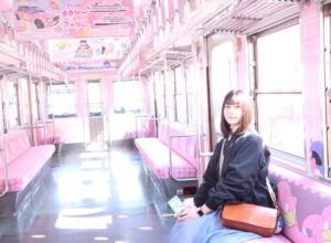 Yumiko Takino Instagram - .
ことでんの琴平線を走るやどんの列車
「うどん県×ヤドン号」に乗りました🍥

車内まで ヤドンが沢山でとっても可愛かった🍥

ことちゃんにも会えたよー！

綾川にあるヤドン公園も行ってきました⛲️

#ことでん #香川県 #鉄道 
#ポケモン #ヤドン