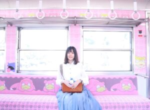 Yumiko Takino Instagram - .
ことでんの琴平線を走るやどんの列車
「うどん県×ヤドン号」に乗りました🍥

車内まで ヤドンが沢山でとっても可愛かった🍥

ことちゃんにも会えたよー！

綾川にあるヤドン公園も行ってきました⛲️

#ことでん #香川県 #鉄道 
#ポケモン #ヤドン