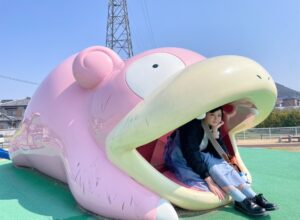 Yumiko Takino Instagram - .
ことでんの琴平線を走るやどんの列車
「うどん県×ヤドン号」に乗りました🍥

車内まで ヤドンが沢山でとっても可愛かった🍥

ことちゃんにも会えたよー！

綾川にあるヤドン公園も行ってきました⛲️

#ことでん #香川県 #鉄道 
#ポケモン #ヤドン