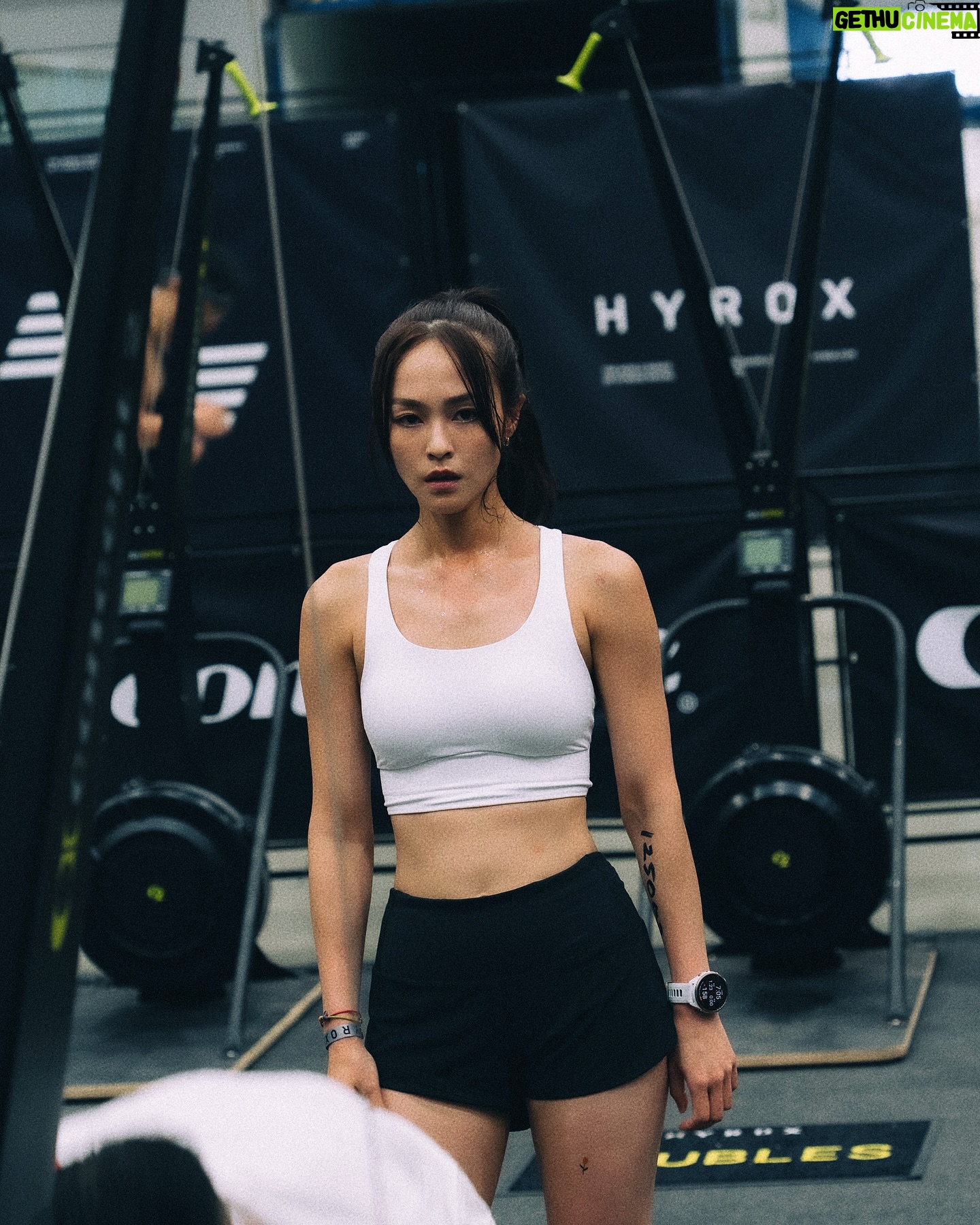 Yun Liu - 2.9K Likes - ‘
不敢相信過了三天我還在快樂
滿滿多巴胺還沒代謝掉🤣
感謝最Carry隊友 @leechang06 二話不說的答應組混雙,延續一起運動一起比賽的感動,雖然過程一直抱怨你太哈扣,但真心激勵了我,最後共同達成了目標✨
以後的以後,還要繼續歡樂完賽 享受當下🧡
謝謝 @lululemontw 美美戰袍,跟熱情到鼓都打破的加油團!
謝謝 @chichi_moment 永遠知道怎麼抓住容易失控的我
謝謝 @clairecphysio 不只身體還有心靈上的放鬆治療
謝謝 @neighbro.body_fix 擔任我重要比賽的後盾
還有 @petra.training 每天一起訓練一起備賽的所有人!
回看照片,大家一直都在,好幸福我真的好幸福🥹🤩
2025 HYROX Taipei
@hyroxtw
#HYROX #HYROXTW
📷 @williamstonefilm @paulshuan