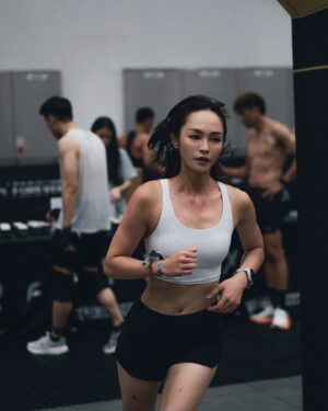 Yun Liu Instagram - ‘
不敢相信過了三天我還在快樂
滿滿多巴胺還沒代謝掉🤣

感謝最Carry隊友 @leechang06 二話不說的答應組混雙,延續一起運動一起比賽的感動,雖然過程一直抱怨你太哈扣,但真心激勵了我,最後共同達成了目標✨
以後的以後,還要繼續歡樂完賽 享受當下🧡

謝謝 @lululemontw 美美戰袍,跟熱情到鼓都打破的加油團!
謝謝 @chichi_moment 永遠知道怎麼抓住容易失控的我
謝謝 @clairecphysio 不只身體還有心靈上的放鬆治療
謝謝 @neighbro.body_fix 擔任我重要比賽的後盾
還有 @petra.training 每天一起訓練一起備賽的所有人!
回看照片,大家一直都在,好幸福我真的好幸福🥹🤩

2025 HYROX Taipei 

@hyroxtw 

#HYROX #HYROXTW 

📷 @williamstonefilm @paulshuan