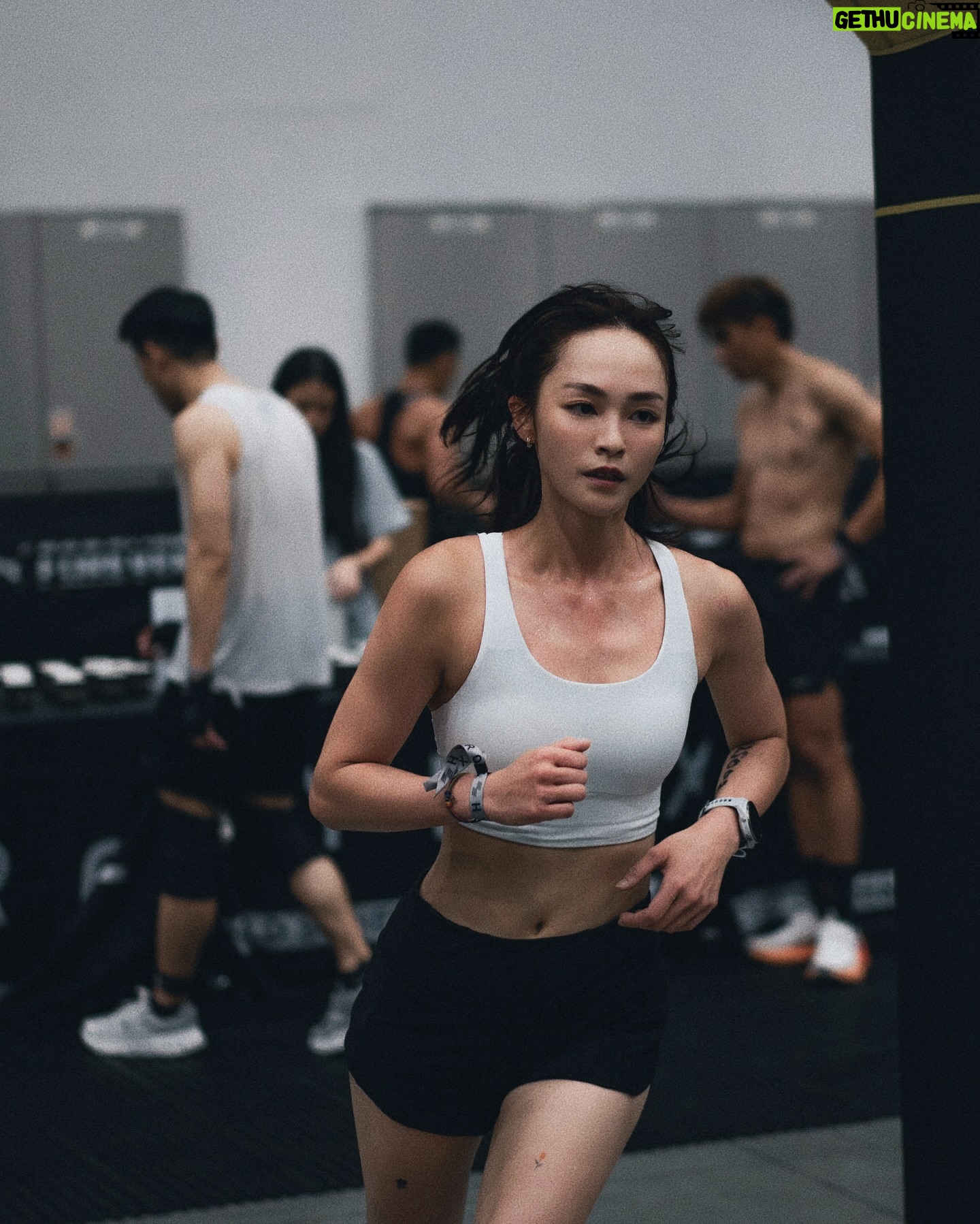 Yun Liu - 2.9K Likes - ‘
不敢相信過了三天我還在快樂
滿滿多巴胺還沒代謝掉🤣
感謝最Carry隊友 @leechang06 二話不說的答應組混雙,延續一起運動一起比賽的感動,雖然過程一直抱怨你太哈扣,但真心激勵了我,最後共同達成了目標✨
以後的以後,還要繼續歡樂完賽 享受當下🧡
謝謝 @lululemontw 美美戰袍,跟熱情到鼓都打破的加油團!
謝謝 @chichi_moment 永遠知道怎麼抓住容易失控的我
謝謝 @clairecphysio 不只身體還有心靈上的放鬆治療
謝謝 @neighbro.body_fix 擔任我重要比賽的後盾
還有 @petra.training 每天一起訓練一起備賽的所有人!
回看照片,大家一直都在,好幸福我真的好幸福🥹🤩
2025 HYROX Taipei
@hyroxtw
#HYROX #HYROXTW
📷 @williamstonefilm @paulshuan