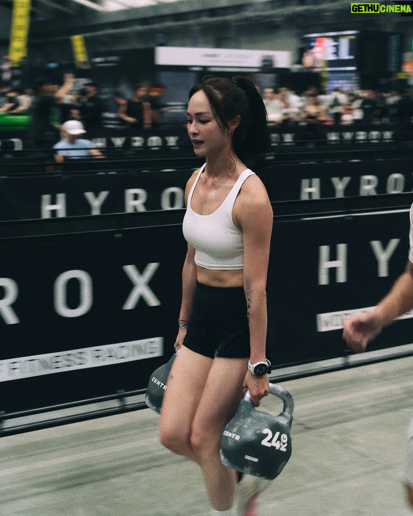 Yun Liu - 2.9K Likes - ‘
不敢相信過了三天我還在快樂
滿滿多巴胺還沒代謝掉🤣
感謝最Carry隊友 @leechang06 二話不說的答應組混雙,延續一起運動一起比賽的感動,雖然過程一直抱怨你太哈扣,但真心激勵了我,最後共同達成了目標✨
以後的以後,還要繼續歡樂完賽 享受當下🧡
謝謝 @lululemontw 美美戰袍,跟熱情到鼓都打破的加油團!
謝謝 @chichi_moment 永遠知道怎麼抓住容易失控的我
謝謝 @clairecphysio 不只身體還有心靈上的放鬆治療
謝謝 @neighbro.body_fix 擔任我重要比賽的後盾
還有 @petra.training 每天一起訓練一起備賽的所有人!
回看照片,大家一直都在,好幸福我真的好幸福🥹🤩
2025 HYROX Taipei
@hyroxtw
#HYROX #HYROXTW
📷 @williamstonefilm @paulshuan