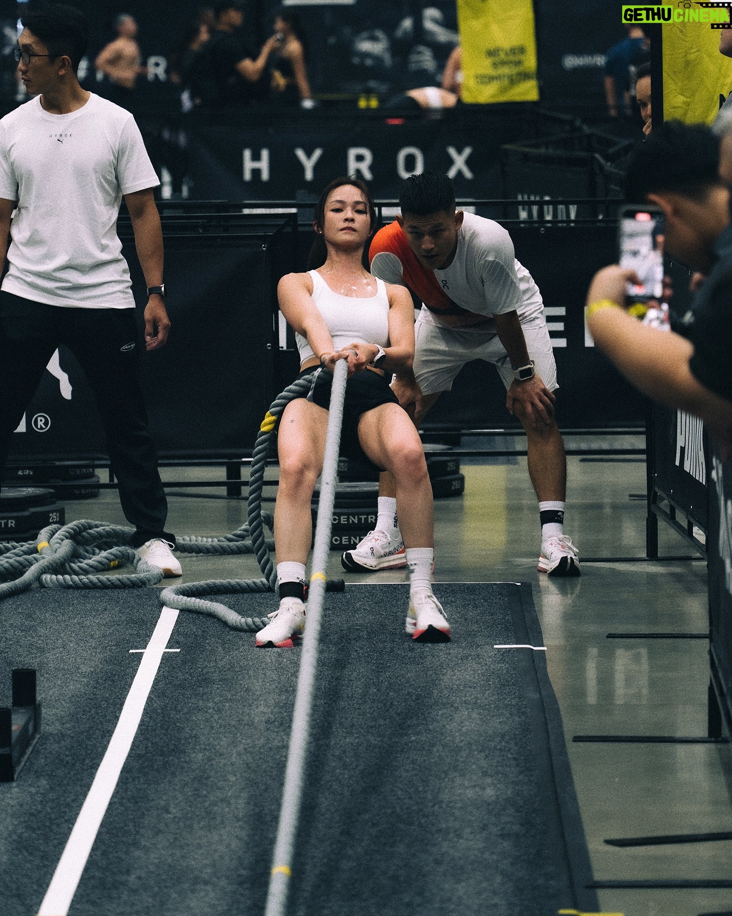 Yun Liu - 2.9K Likes - ‘
不敢相信過了三天我還在快樂
滿滿多巴胺還沒代謝掉🤣
感謝最Carry隊友 @leechang06 二話不說的答應組混雙,延續一起運動一起比賽的感動,雖然過程一直抱怨你太哈扣,但真心激勵了我,最後共同達成了目標✨
以後的以後,還要繼續歡樂完賽 享受當下🧡
謝謝 @lululemontw 美美戰袍,跟熱情到鼓都打破的加油團!
謝謝 @chichi_moment 永遠知道怎麼抓住容易失控的我
謝謝 @clairecphysio 不只身體還有心靈上的放鬆治療
謝謝 @neighbro.body_fix 擔任我重要比賽的後盾
還有 @petra.training 每天一起訓練一起備賽的所有人!
回看照片,大家一直都在,好幸福我真的好幸福🥹🤩
2025 HYROX Taipei
@hyroxtw
#HYROX #HYROXTW
📷 @williamstonefilm @paulshuan