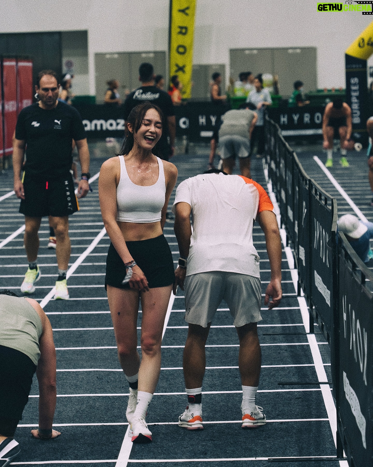 Yun Liu - 2.9K Likes - ‘
不敢相信過了三天我還在快樂
滿滿多巴胺還沒代謝掉🤣
感謝最Carry隊友 @leechang06 二話不說的答應組混雙,延續一起運動一起比賽的感動,雖然過程一直抱怨你太哈扣,但真心激勵了我,最後共同達成了目標✨
以後的以後,還要繼續歡樂完賽 享受當下🧡
謝謝 @lululemontw 美美戰袍,跟熱情到鼓都打破的加油團!
謝謝 @chichi_moment 永遠知道怎麼抓住容易失控的我
謝謝 @clairecphysio 不只身體還有心靈上的放鬆治療
謝謝 @neighbro.body_fix 擔任我重要比賽的後盾
還有 @petra.training 每天一起訓練一起備賽的所有人!
回看照片,大家一直都在,好幸福我真的好幸福🥹🤩
2025 HYROX Taipei
@hyroxtw
#HYROX #HYROXTW
📷 @williamstonefilm @paulshuan