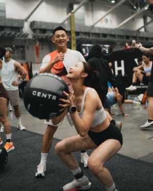Yun Liu Instagram - ‘
不敢相信過了三天我還在快樂
滿滿多巴胺還沒代謝掉🤣

感謝最Carry隊友 @leechang06 二話不說的答應組混雙,延續一起運動一起比賽的感動,雖然過程一直抱怨你太哈扣,但真心激勵了我,最後共同達成了目標✨
以後的以後,還要繼續歡樂完賽 享受當下🧡

謝謝 @lululemontw 美美戰袍,跟熱情到鼓都打破的加油團!
謝謝 @chichi_moment 永遠知道怎麼抓住容易失控的我
謝謝 @clairecphysio 不只身體還有心靈上的放鬆治療
謝謝 @neighbro.body_fix 擔任我重要比賽的後盾
還有 @petra.training 每天一起訓練一起備賽的所有人!
回看照片,大家一直都在,好幸福我真的好幸福🥹🤩

2025 HYROX Taipei 

@hyroxtw 

#HYROX #HYROXTW 

📷 @williamstonefilm @paulshuan
