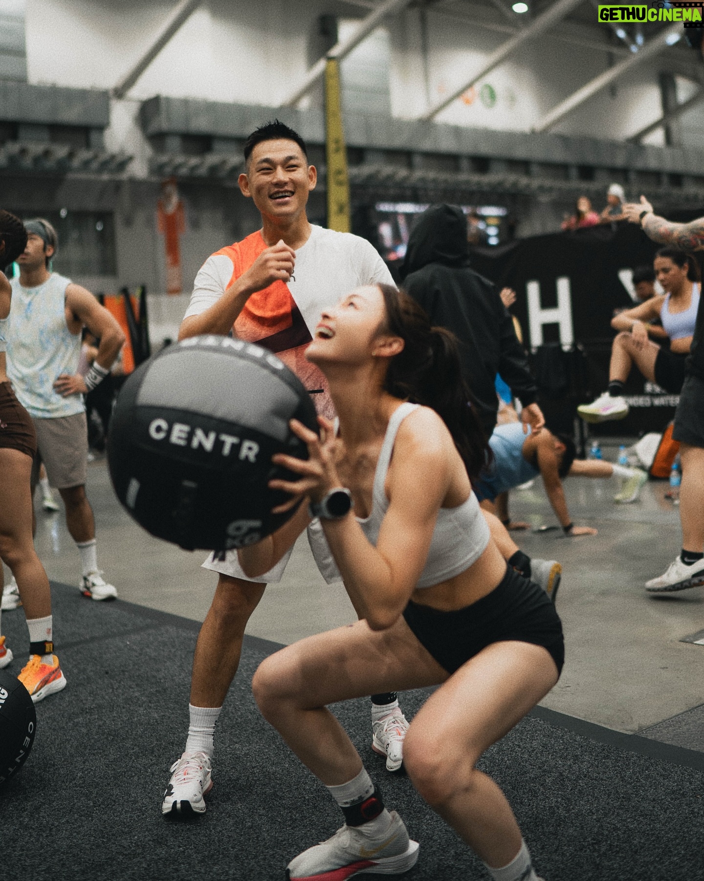 Yun Liu - 2.9K Likes - ‘
不敢相信過了三天我還在快樂
滿滿多巴胺還沒代謝掉🤣
感謝最Carry隊友 @leechang06 二話不說的答應組混雙,延續一起運動一起比賽的感動,雖然過程一直抱怨你太哈扣,但真心激勵了我,最後共同達成了目標✨
以後的以後,還要繼續歡樂完賽 享受當下🧡
謝謝 @lululemontw 美美戰袍,跟熱情到鼓都打破的加油團!
謝謝 @chichi_moment 永遠知道怎麼抓住容易失控的我
謝謝 @clairecphysio 不只身體還有心靈上的放鬆治療
謝謝 @neighbro.body_fix 擔任我重要比賽的後盾
還有 @petra.training 每天一起訓練一起備賽的所有人!
回看照片,大家一直都在,好幸福我真的好幸福🥹🤩
2025 HYROX Taipei
@hyroxtw
#HYROX #HYROXTW
📷 @williamstonefilm @paulshuan