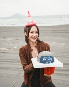 Actress Yun Liu HD Photos and Wallpapers April 2025