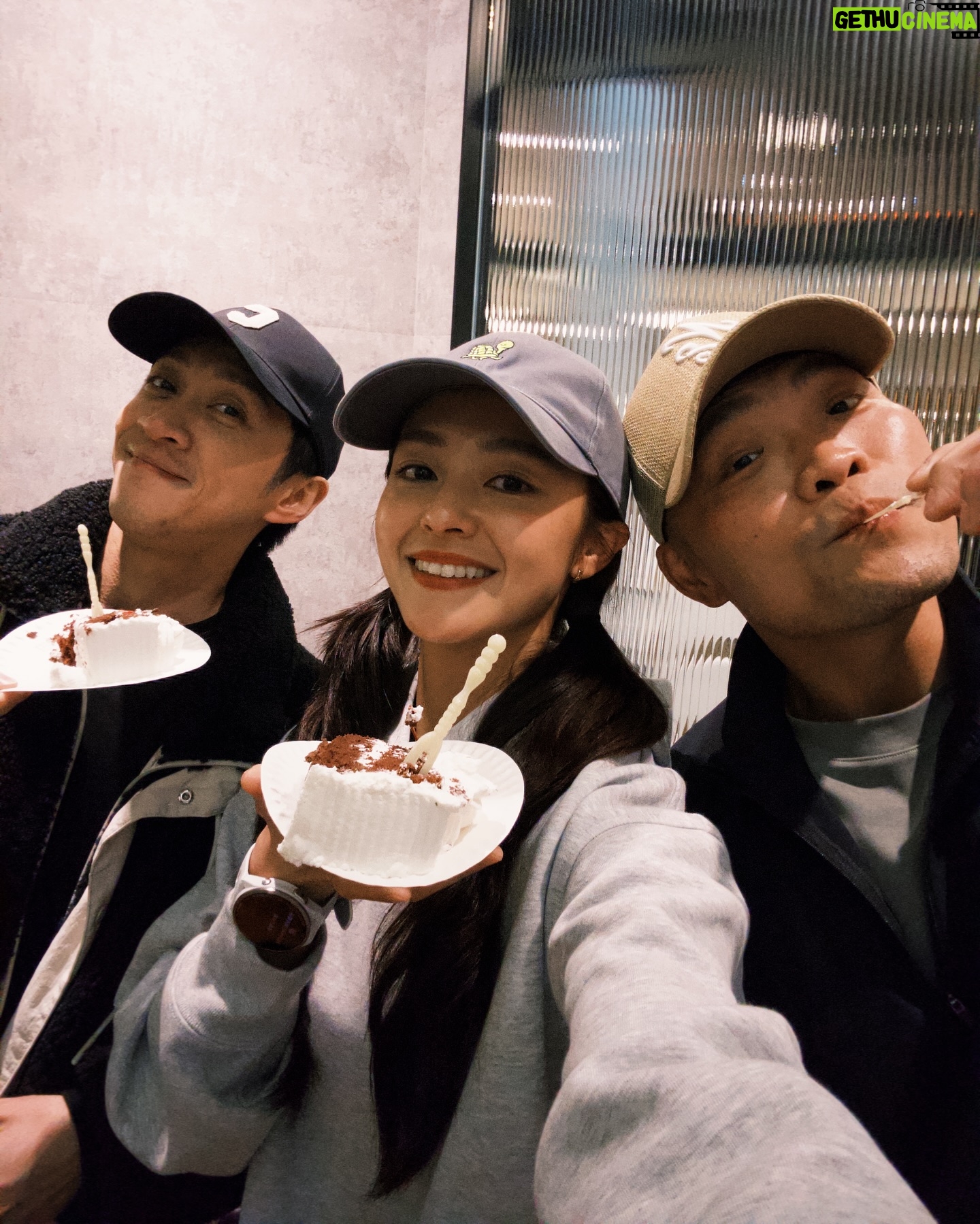 Yun Liu - 2.2K Likes - ‘
前幾天聊到人需要的其實不多,
有陽光、空氣、水、健康、快樂、愛就足矣,
但想想能擁有這些其實也蠻貪心的😆
今年生日前夕好多好多事情在發生,
有那麼多人陪我一起扛重擔,連熱量也一起分擔,
身邊時刻充滿愛,我實在太富足了!!!
今天早上看著手錶我是笑著醒來✨✨✨
Happy birthday to Yün
又過了一年,妳依然那麼熱愛生活😄
每天睡眠100分!!