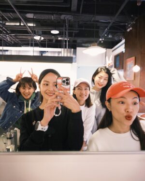 Yun Liu Instagram - ‘
前幾天聊到人需要的其實不多,
有陽光、空氣、水、健康、快樂、愛就足矣,
但想想能擁有這些其實也蠻貪心的😆 

今年生日前夕好多好多事情在發生,
有那麼多人陪我一起扛重擔,連熱量也一起分擔,
身邊時刻充滿愛,我實在太富足了!!!
今天早上看著手錶我是笑著醒來✨✨✨

Happy birthday to Yün
又過了一年,妳依然那麼熱愛生活😄
每天睡眠100分!!