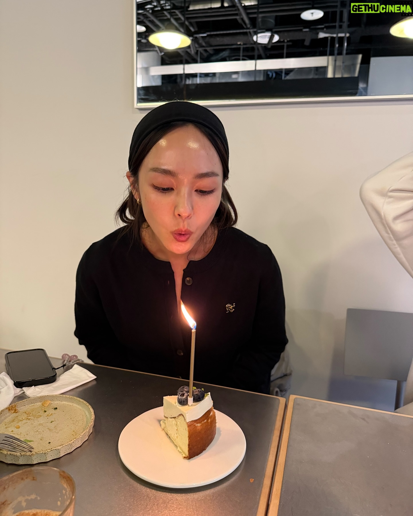 Yun Liu - 2.2K Likes - ‘
前幾天聊到人需要的其實不多,
有陽光、空氣、水、健康、快樂、愛就足矣,
但想想能擁有這些其實也蠻貪心的😆
今年生日前夕好多好多事情在發生,
有那麼多人陪我一起扛重擔,連熱量也一起分擔,
身邊時刻充滿愛,我實在太富足了!!!
今天早上看著手錶我是笑著醒來✨✨✨
Happy birthday to Yün
又過了一年,妳依然那麼熱愛生活😄
每天睡眠100分!!