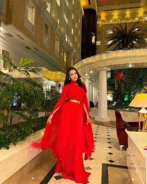 Zhanar Dugalova Instagram - 🌟2025 🌟қош келдің!❤️❤️❤️🎤🎶 
Dress @salon_assemomar 😘 
MUA @alina_shaimerdenova 😘
Hair @_botashka_hair_ 😘