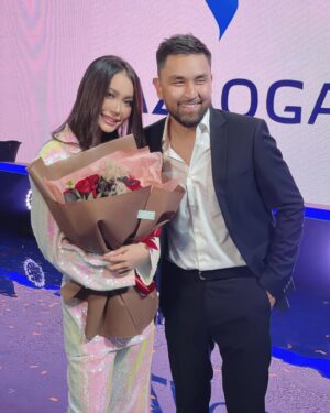 Zhanar Dugalova Instagram - Жақында жаңа дуэтімізге тісірілген бейнебаянымызды тамашалайтын боласыздар! Көңілдеріңізден шығады деген үміттеміз!!! 🙏🏻🥰🥰 @nursultanbazarbay 😘👍🇰🇿🎶🎧🎹🎵🎤🎤