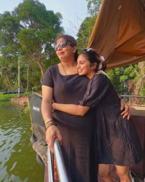 bhumika Basavaraj Instagram - 💕ನಿನ್ನ ತೋಳಲಿ ಹೀಗೆ ಮಗುವಾಗಿರೋ ಆಸೆ 🫶✨

A bigg shout out to all the amazing moms out there. Happy Mother’s Day🤰

#bhumikabasavaraj #mothersdayspecial❤️