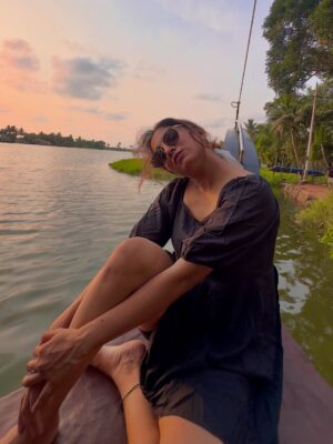 bhumika Basavaraj Instagram - Black dress, blue water — beautiful mood 🙈😍
#bhumikabasavaraj