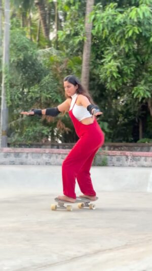 bhumika Basavaraj Instagram - 👐 Do u love surfing or u wanna learn !? 👇

#bhumikabasavaraj #surfing #mulki 
@aquaticindicasurfschool