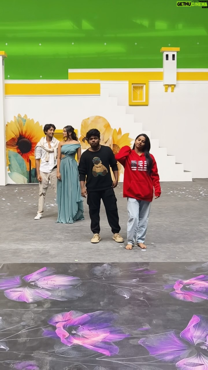 brunda Prabhakar - 10.4K Likes - Manada Kadalu 🌊
Choreographer - @murali_choreographer
Vc - @sridharsriofficial anna❤️
#brundaprabhakar #kannada #trendingreels #trend #bts #behindthescenes #shoot #songshoot #manadakadalu #manadakadalumovie #yograjbhat