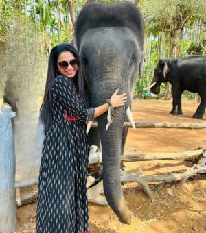 brunda Prabhakar Instagram - Trunk hugs are the best hugs. My jumbo-sized ele friend sending you trunkfull of love 🥰💖

Vc - @ashashivashankar1323 

#brundaprabhakar #instapost #elephant #sakrebailu #elephantsofinstagram #ele #elephantcamp #instadaily