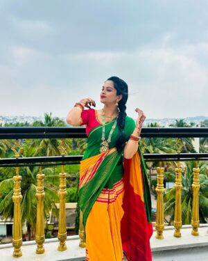 brunda Prabhakar Instagram - Kannamma waiting 🫣😅

Mua - @aishwarya_raj_shetty_makeover 

[Brunda prabhakar, traditional, saree, wedding] 
#brundaprabhakar #saree #sareelove #traditional #love #kannamma #wedding #sisterwedding