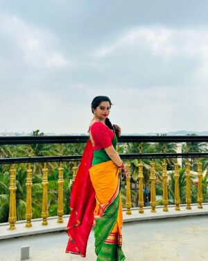 brunda Prabhakar Instagram - Kannamma waiting 🫣😅

Mua - @aishwarya_raj_shetty_makeover 

[Brunda prabhakar, traditional, saree, wedding] 
#brundaprabhakar #saree #sareelove #traditional #love #kannamma #wedding #sisterwedding