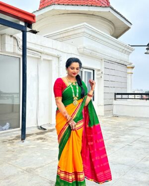 brunda Prabhakar Instagram - Kannamma waiting 🫣😅

Mua - @aishwarya_raj_shetty_makeover 

[Brunda prabhakar, traditional, saree, wedding] 
#brundaprabhakar #saree #sareelove #traditional #love #kannamma #wedding #sisterwedding