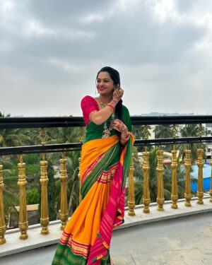 brunda Prabhakar Instagram - Kannamma waiting 🫣😅

Mua - @aishwarya_raj_shetty_makeover 

[Brunda prabhakar, traditional, saree, wedding] 
#brundaprabhakar #saree #sareelove #traditional #love #kannamma #wedding #sisterwedding