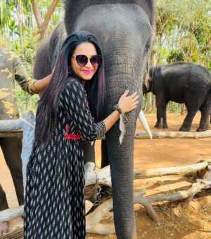 brunda Prabhakar Instagram - Trunk hugs are the best hugs. My jumbo-sized ele friend sending you trunkfull of love 🥰💖

Vc - @ashashivashankar1323 

#brundaprabhakar #instapost #elephant #sakrebailu #elephantsofinstagram #ele #elephantcamp #instadaily
