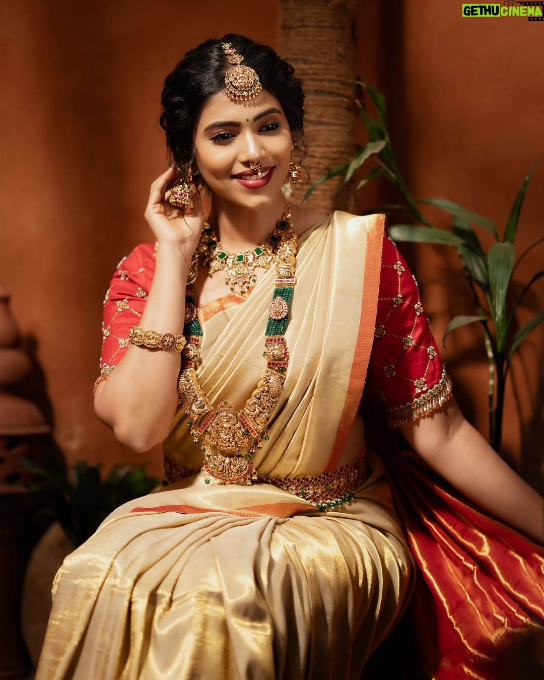 ichandanak gowda - 4.4K Likes - ಬೆಲ್ಲ ಮತ್ತು ಬೇವಿನ ಎಲೆಗಳ ಸಿಹಿ ರುಚಿ ಜೀವನದ ಕಹಿ ಸಿಹಿ ಕ್ಷಣಗಳನ್ನು ಸಂಕೇತಿಸಲಿ✨
ಯುಗಾದಿಯ ಶುಭಾಶಯಗಳು♥️🌸
Outfit- @swandesignerstudio
Makeover- @makeoverwithsowmya_gowda
Hair - @hair_and_makeup_by_vinaya_jain
Clickz - @prashu_photographer
Jewels - @rentingstoli
Location - @aurakalari
#ugadi #foryou #explore #instagood #trending #kannadathi #saree
