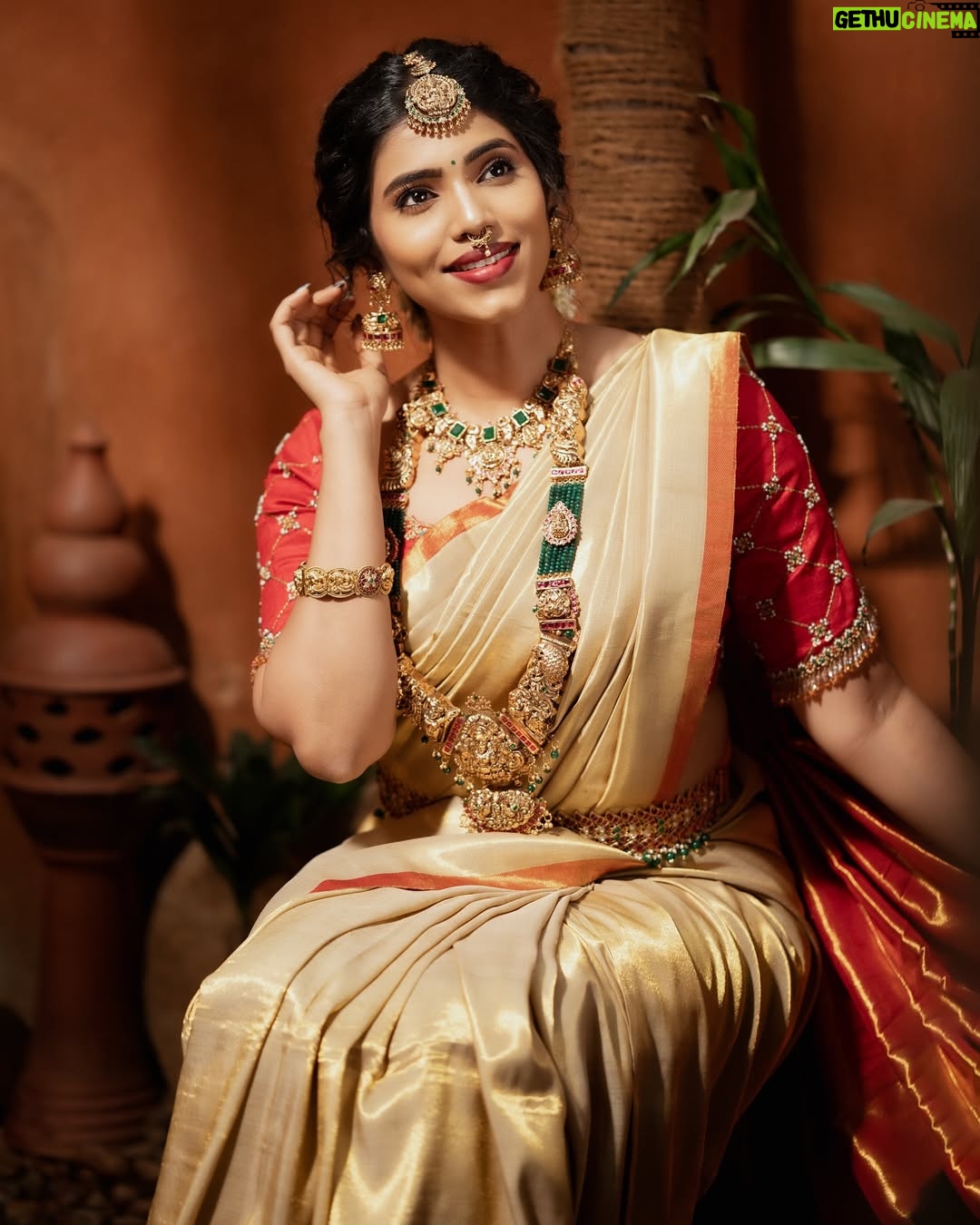 ichandanak gowda - 4.4K Likes - ಬೆಲ್ಲ ಮತ್ತು ಬೇವಿನ ಎಲೆಗಳ ಸಿಹಿ ರುಚಿ ಜೀವನದ ಕಹಿ ಸಿಹಿ ಕ್ಷಣಗಳನ್ನು ಸಂಕೇತಿಸಲಿ✨
ಯುಗಾದಿಯ ಶುಭಾಶಯಗಳು♥️🌸
Outfit- @swandesignerstudio
Makeover- @makeoverwithsowmya_gowda
Hair - @hair_and_makeup_by_vinaya_jain
Clickz - @prashu_photographer
Jewels - @rentingstoli
Location - @aurakalari
#ugadi #foryou #explore #instagood #trending #kannadathi #saree