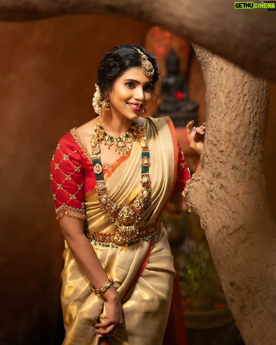 ichandanak gowda - 4.4K Likes - ಬೆಲ್ಲ ಮತ್ತು ಬೇವಿನ ಎಲೆಗಳ ಸಿಹಿ ರುಚಿ ಜೀವನದ ಕಹಿ ಸಿಹಿ ಕ್ಷಣಗಳನ್ನು ಸಂಕೇತಿಸಲಿ✨
ಯುಗಾದಿಯ ಶುಭಾಶಯಗಳು♥️🌸
Outfit- @swandesignerstudio
Makeover- @makeoverwithsowmya_gowda
Hair - @hair_and_makeup_by_vinaya_jain
Clickz - @prashu_photographer
Jewels - @rentingstoli
Location - @aurakalari
#ugadi #foryou #explore #instagood #trending #kannadathi #saree